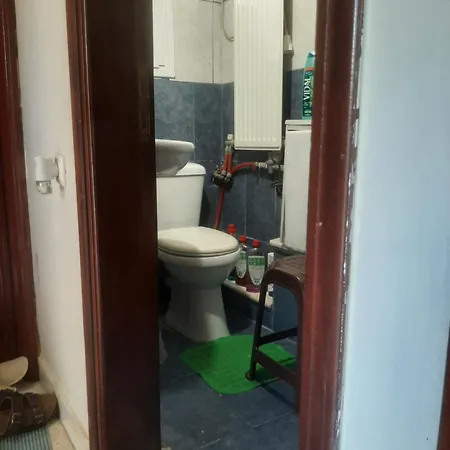 θωμάς χαρ, Apartment *