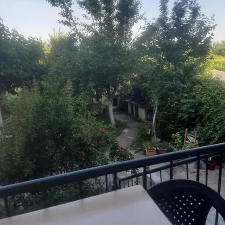 θωμάς χαρ, Apartment *