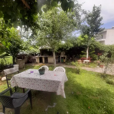 θωμάς χαρ, Apartment *